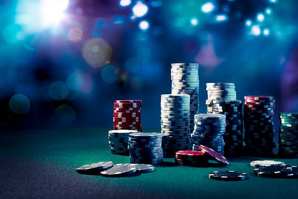 Casino Hold'em game interface showing hand rankings and payout table on mpoturbo login